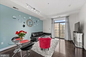 1111 Oronoco St, Unit 532 in Alexandria, VA - Foto de edificio - Building Photo