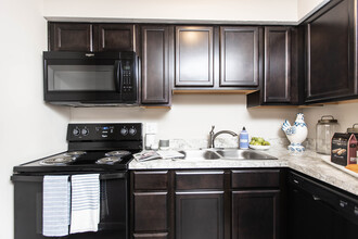 Reserve at Sawmill Ravine Townhomes & Gardens in Dublin, OH - Building Photo - Interior Photo