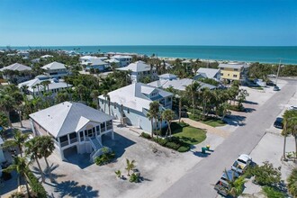 240 Seabreeze Ct in Boca Grande, FL - Foto de edificio - Building Photo