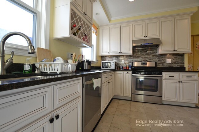28 Palmer St, Unit 1 in Waltham, MA - Foto de edificio - Building Photo