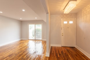 1903 Country Ln in Ewing Township, NJ - Building Photo