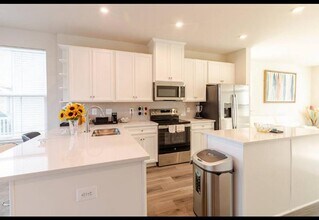 7824 Yona Ct in Glen Burnie, MD - Foto de edificio - Building Photo