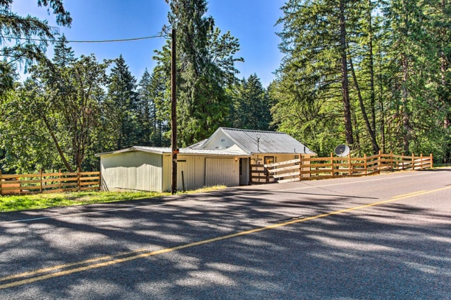 37462 Row River Rd in Dorena, OR - Foto de edificio - Building Photo