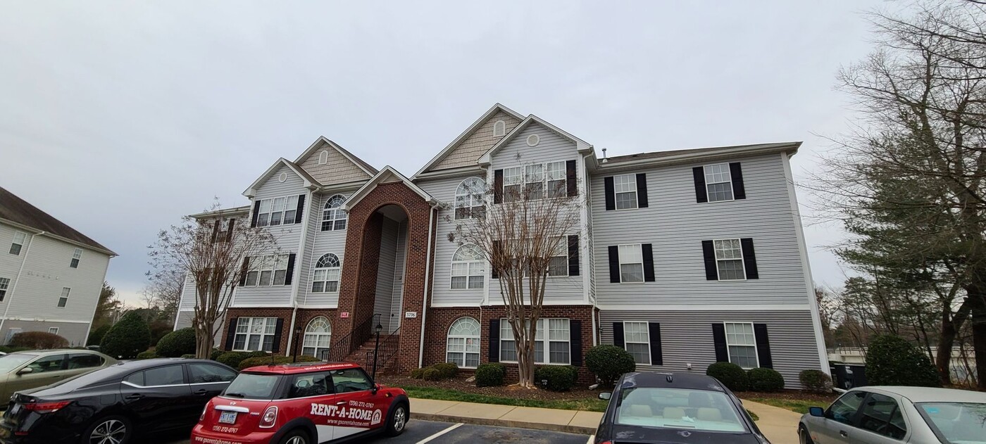 3706 Cotswold Terrace in Greensboro, NC - Building Photo