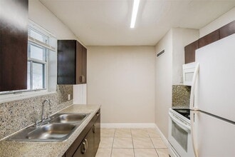 171 W 63rd St in Hialeah, FL - Building Photo - Building Photo