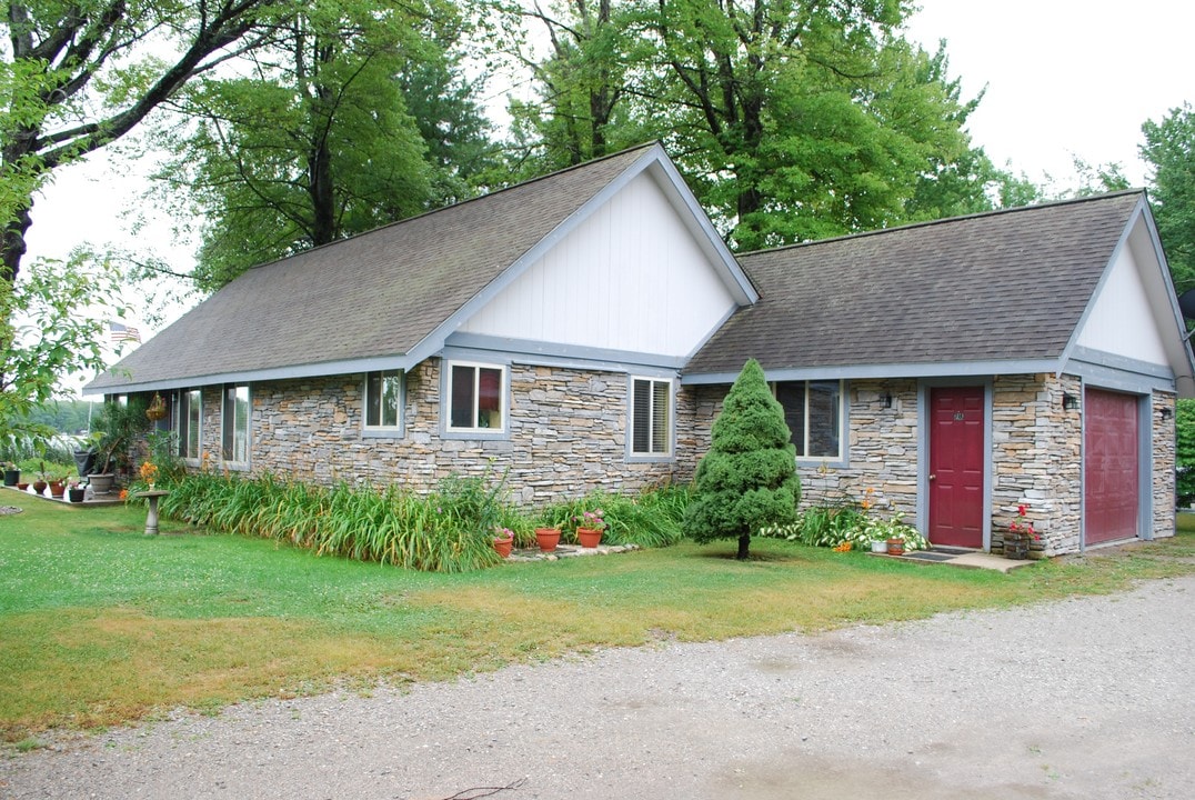 4073 W Cedar Lake Rd in Greenbush, MI - Foto de edificio