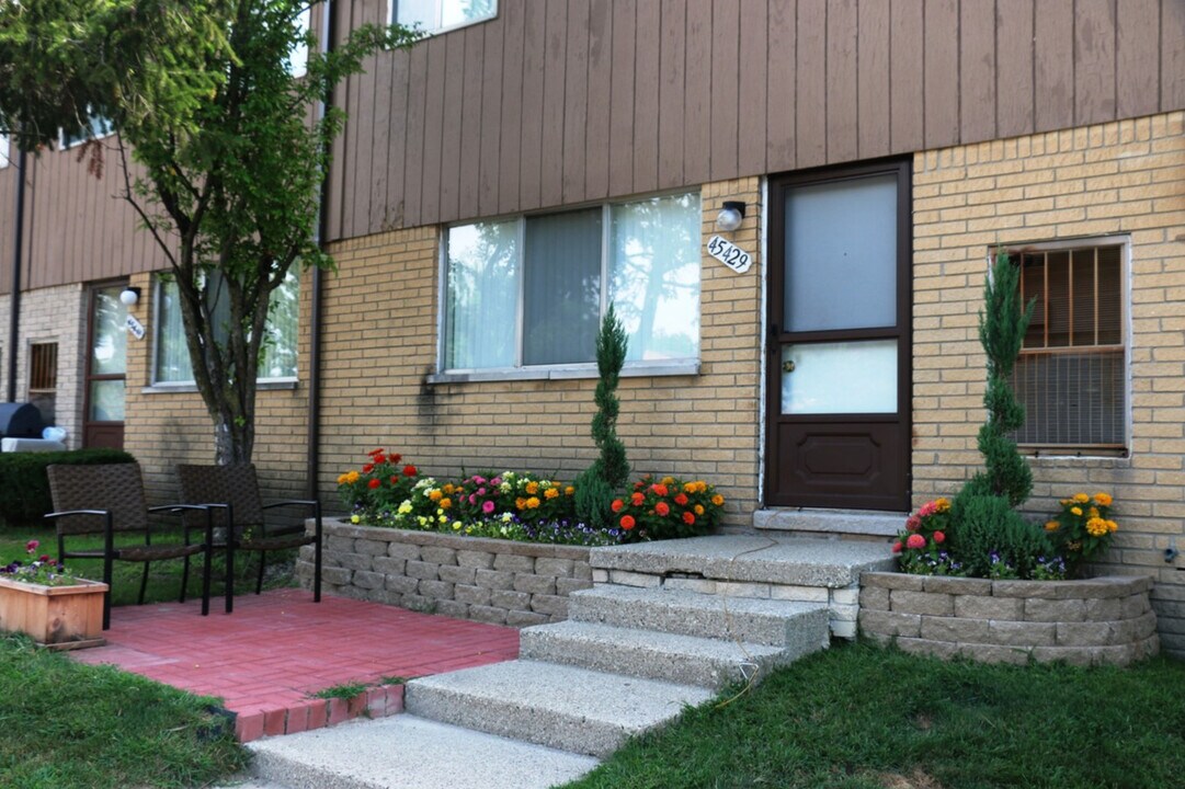 Shelby Oaks & Fox Lane Apartments Photo