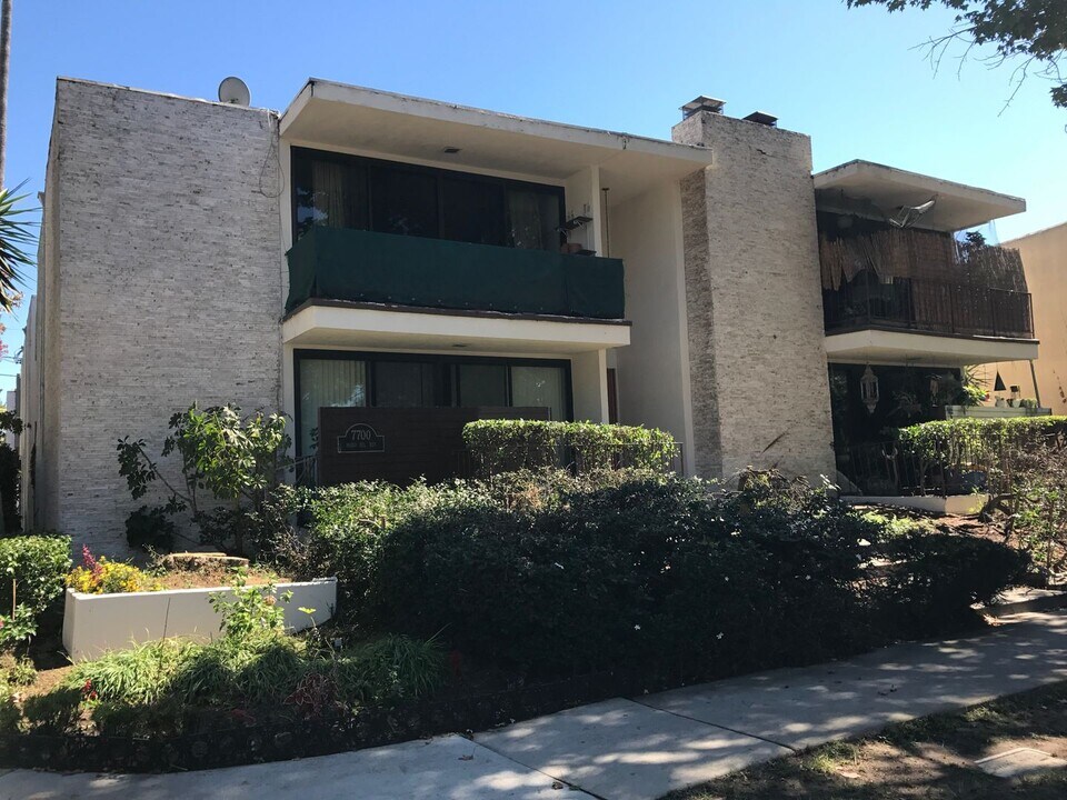 7700 Pso Del Rey in Los Angeles, CA - Building Photo