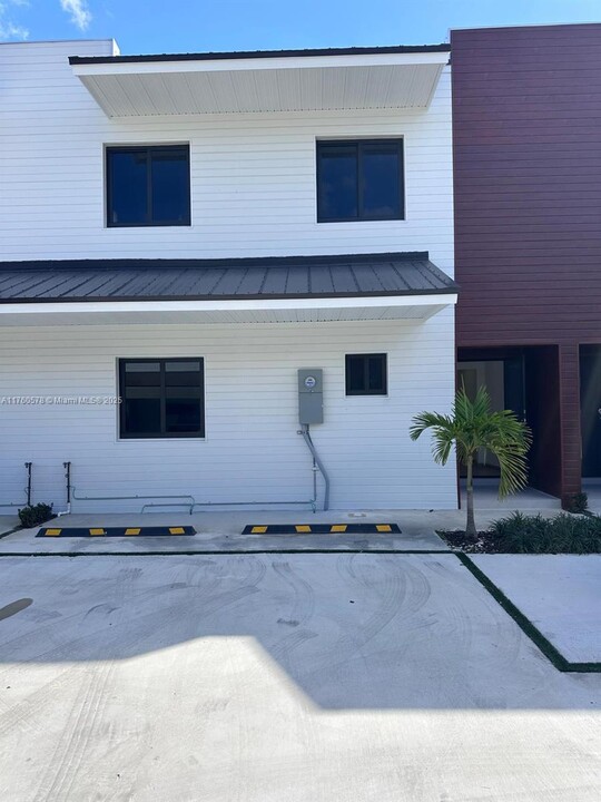 936-936 NW 10th St in Florida City, FL - Building Photo