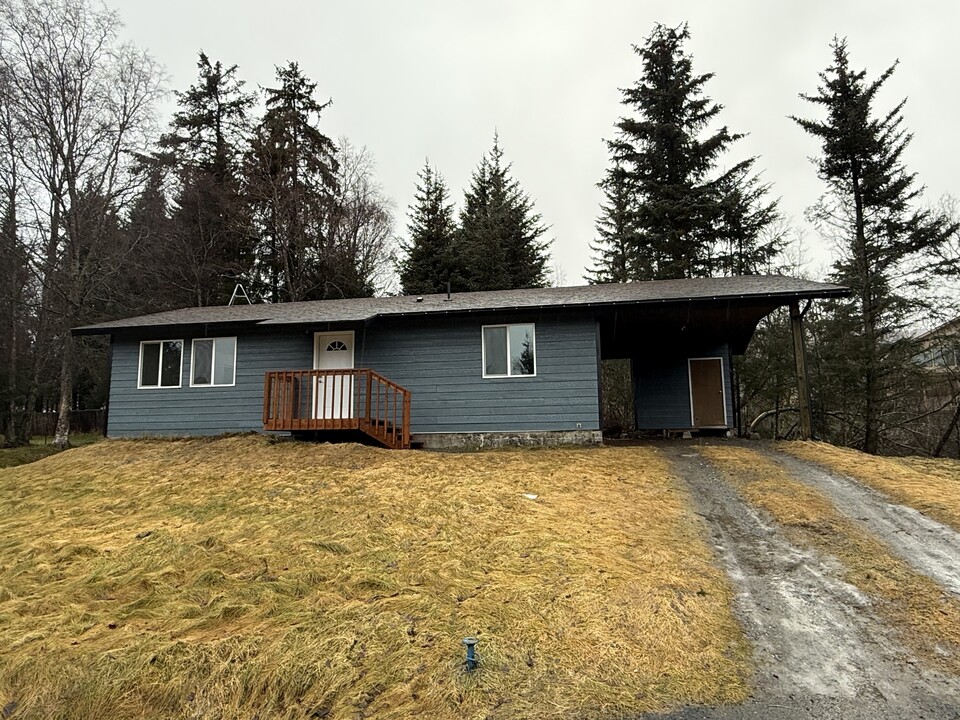 2146 Frisbee Ct in Homer, AK - Building Photo