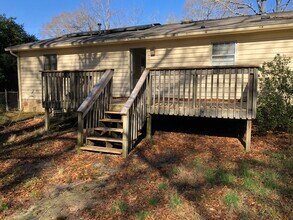 1015 Eastview Rd NE in Conyers, GA - Foto de edificio - Building Photo