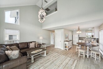 334 Paradise Dr in Tiki Island, TX - Foto de edificio - Building Photo