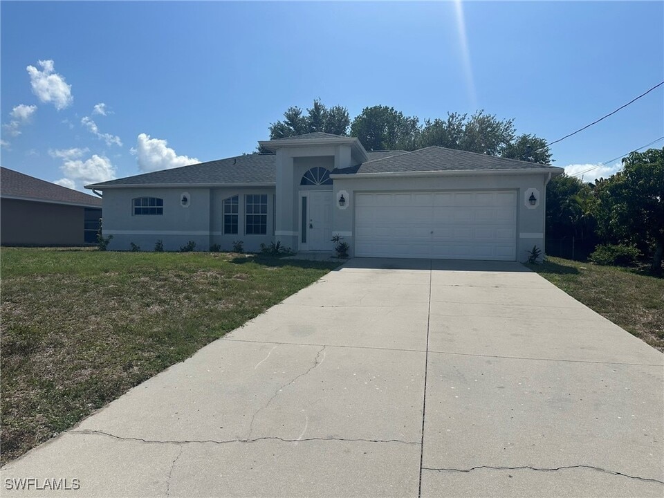 2212 NW 18th Ave in Cape Coral, FL - Building Photo