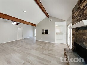 1110 Poppets Way in Crosby, TX - Foto de edificio - Building Photo