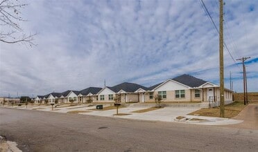 1016 Biloxi Dr in Ennis, TX - Building Photo - Building Photo
