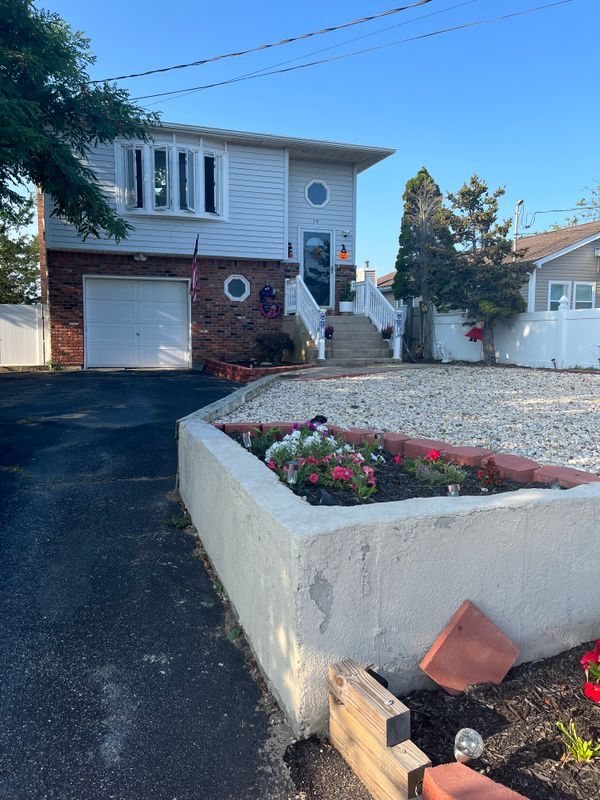 15 Lyndale Ct in Shirley, NY - Building Photo - Building Photo