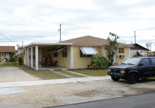 905-913 NE 5th Ave in Homestead, FL - Building Photo - Building Photo