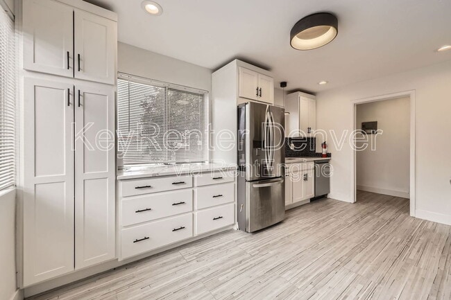 property at 2000 W Elk Pl