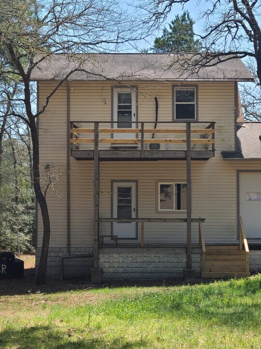 333 Powell Rd in Smithville, TX - Foto de edificio