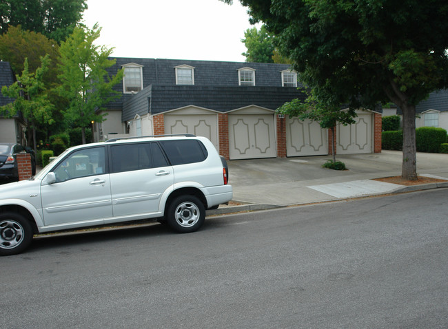 978 Mangrove Ave in Sunnyvale, CA - Building Photo - Building Photo