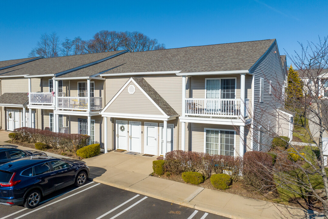 Woodbury Gardens in Woodbury, NY - Building Photo