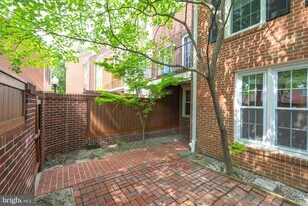 1956 N Cleveland St in Arlington, VA - Building Photo