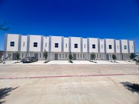 1011 Emerald Valley Dr in Laredo, TX - Building Photo