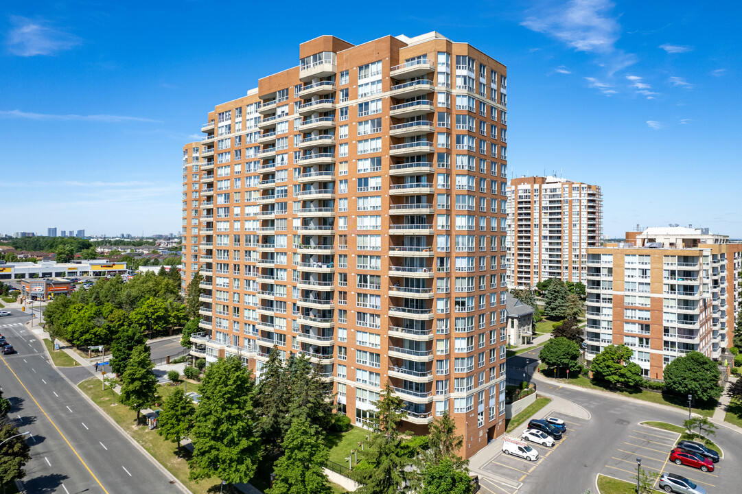 Mayfair on the Green II in Toronto, ON - Building Photo