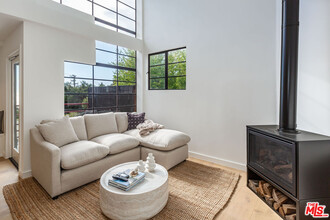 29233 Heathercliff Rd in Malibu, CA - Foto de edificio - Building Photo