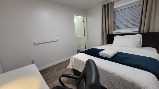 8029 240th St SW in Edmonds, WA - Foto de edificio - Building Photo