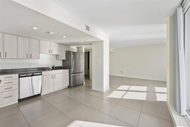 910 West Ave, Unit 1129 in Miami Beach, FL - Building Photo - Building Photo