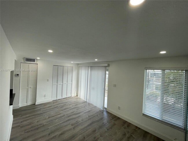3868 NE 169th St in North Miami Beach, FL - Building Photo - Building Photo
