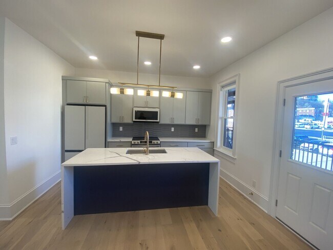 249 W 1st St-Unit -Unit 2A in Dubuque, IA - Building Photo - Building Photo