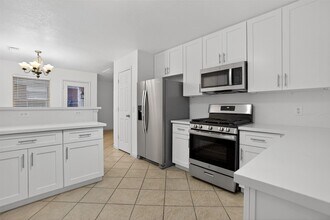 17627 S Summit Canyon Dr in Houston, TX - Building Photo - Building Photo