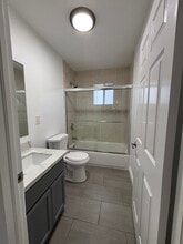 2429 E 110th St, Unit Unit B in Los Angeles, CA - Foto de edificio - Building Photo