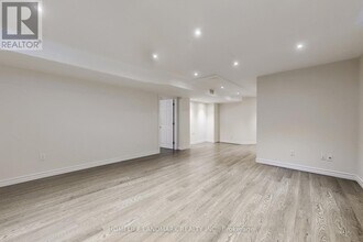 92 Barnwood Dr in Richmond Hill, ON - Building Photo - Building Photo