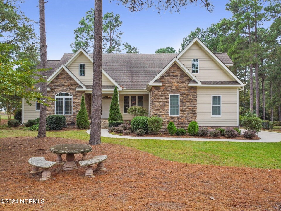 108 Hammerstone Cir in Whispering Pines, NC - Foto de edificio