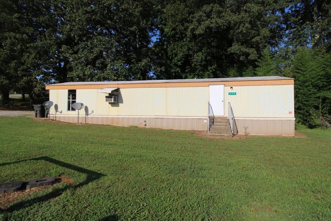228 Cameron Cir in Muscle Shoals, AL - Building Photo