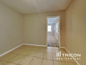 1430 Thames Ln in Clearwater, FL - Foto de edificio - Building Photo