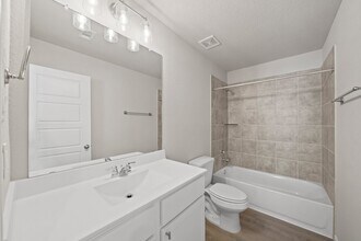 831 Red Oakland Dr in Houston, TX - Building Photo - Building Photo