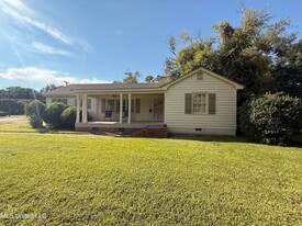 501 Macarthur Ave in Greenwood, MS - Building Photo