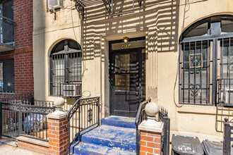 403 E 77th St in New York, NY - Building Photo - Building Photo