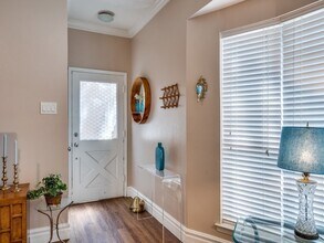 6011 E University Blvd in Dallas, TX - Foto de edificio - Building Photo