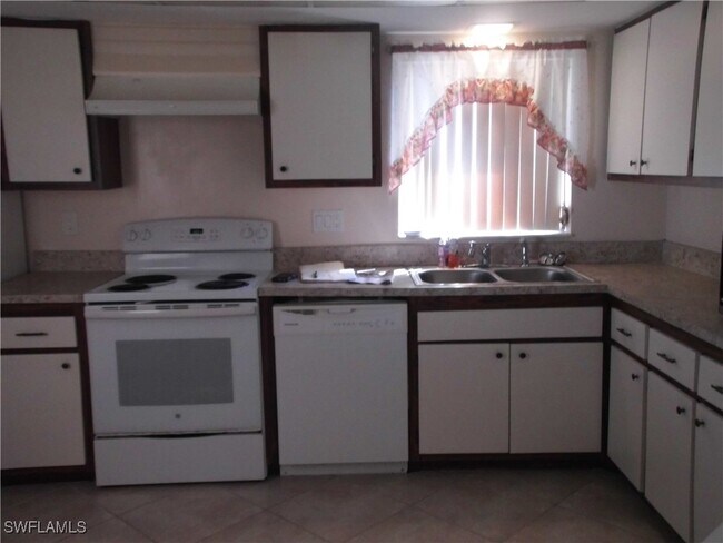324 Joel Blvd in Lehigh Acres, FL - Building Photo - Building Photo