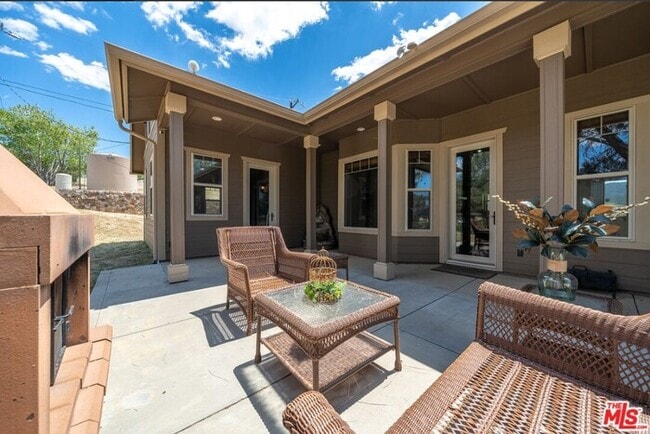 18087 Newview Dr in Lake Hughes, CA - Building Photo - Building Photo