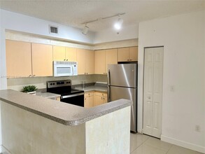 8030 N Nob Hill Rd in Tamarac, FL - Foto de edificio - Building Photo