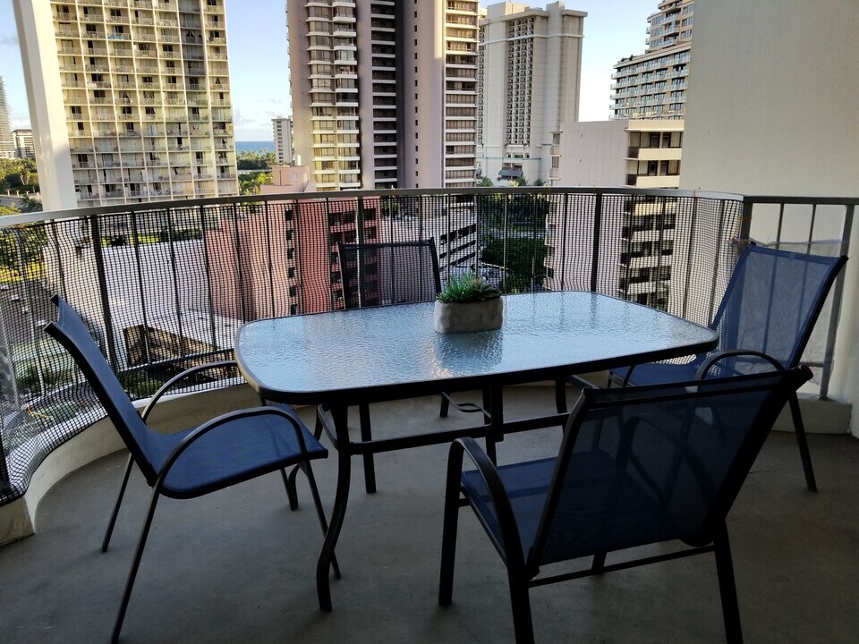 469 Ena Rd, Unit 1407 in Honolulu, HI - Building Photo