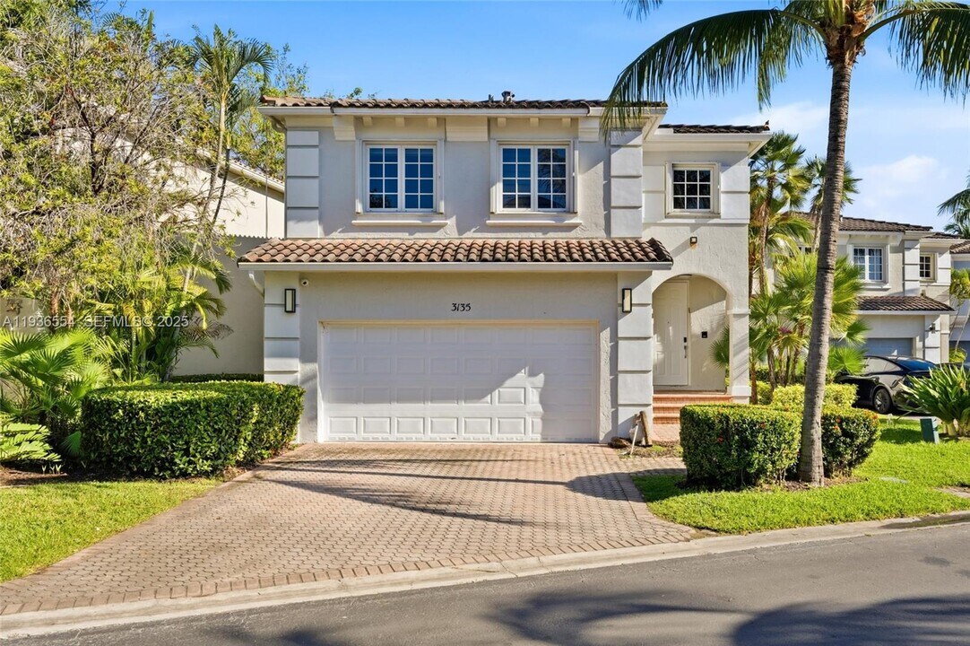 3135 NE 211th St in Aventura, FL - Building Photo