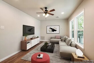 3206 W Houston St in San Antonio, TX - Foto de edificio - Building Photo