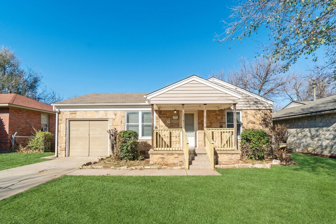 1921 Westchester Dr in The Village, OK - Building Photo